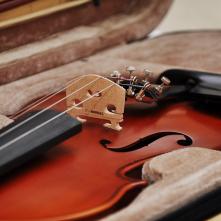 Violino marca STOKMANS, nos tamanhos 3/4, 1/2 e 1/8 modêlo superior, com arco de madeira e crina animal.